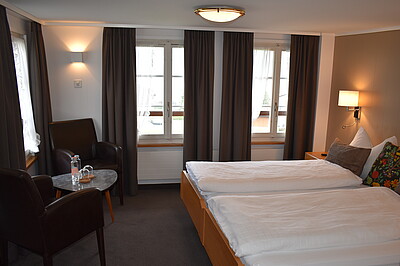 Bett mit Sitzbereich im Economy Zimmer