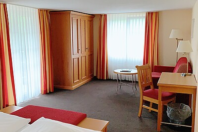Schreibtisch, Sofa und Schrank im Superior Zimmer