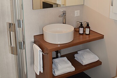 Waschbecken im Standard Zimmer mit Blakon