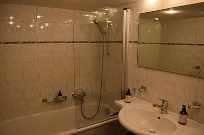 Badezimmer mit Badewanne im Economy Zimmer