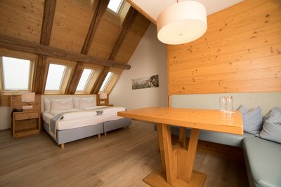 Schlafbereich mit Sitzecke im Galerie Zimmer