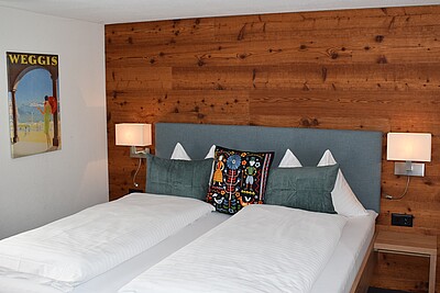 Bett im Standard Doppelzimmer mit Balkon