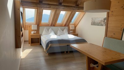 Schlafberiech mit Sitzgelegenheit im Galerie Zimmer